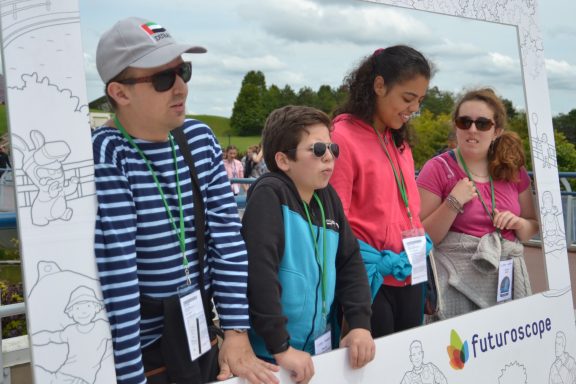 Personnes qui prennent un photo dans un cadre Futuroscope