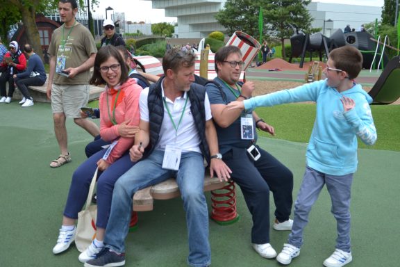 Personnes qui jouent dans un parc