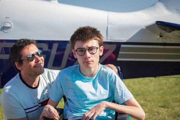 Un père et son enfant devant un avion