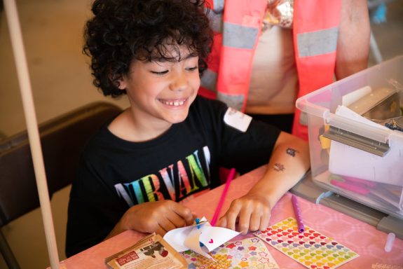 Enfant qui fait des dessins sur une enveloppe