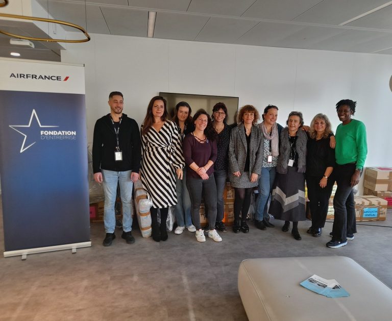 Photo des membres de la Fondation Air France avec le kakémono à côté