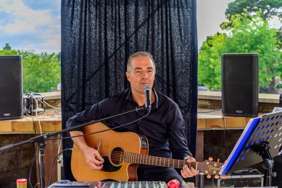 Un homme qui chante et joue de la guitare