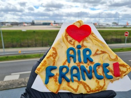 Crêpe avec une décoration Air France dessus