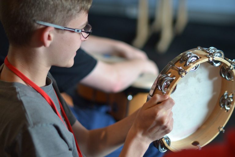 Image d'un jeune garçon qui joue d'un instrument