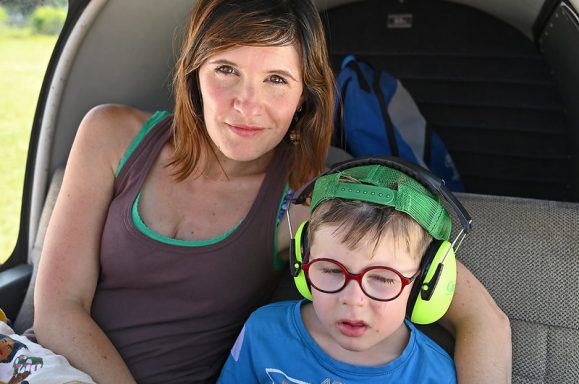 Maman et son enfant dans un avion