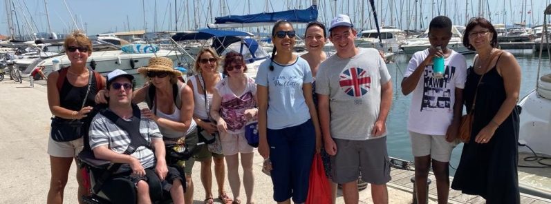 Photo de groupe auprès d'un port