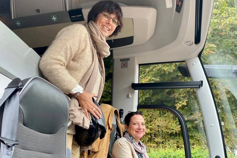 Gwennola et Béatrice au pilotage d'un bus