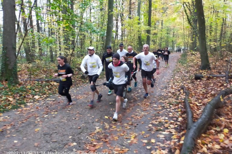 Personnes qui font une course à pied