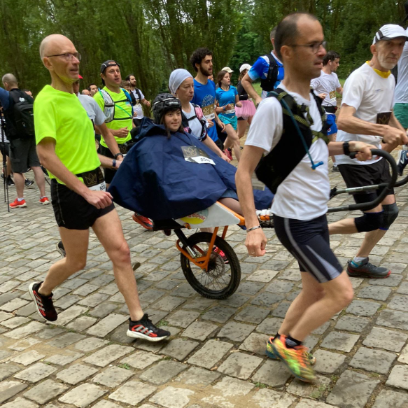 Personnes qui font la course à une Joelette