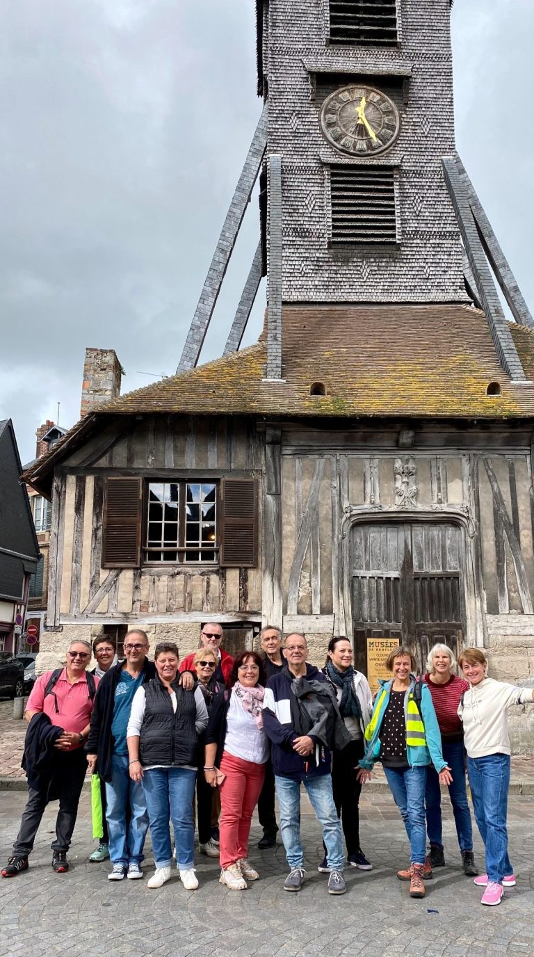 Groupe devant une maison en bois