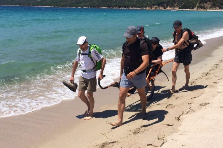 Personnes qui marchent près de la mer