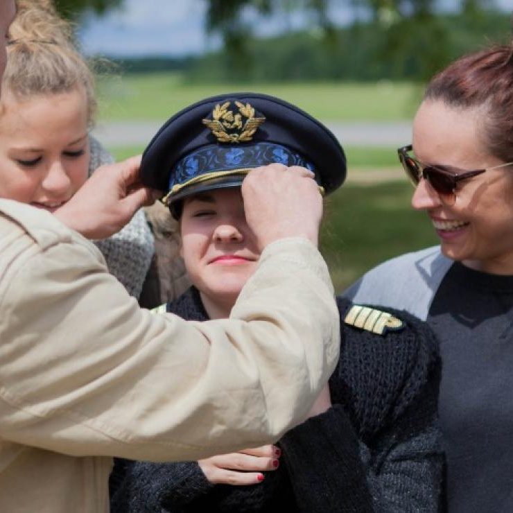 Photo d'une femme habillé en pilote