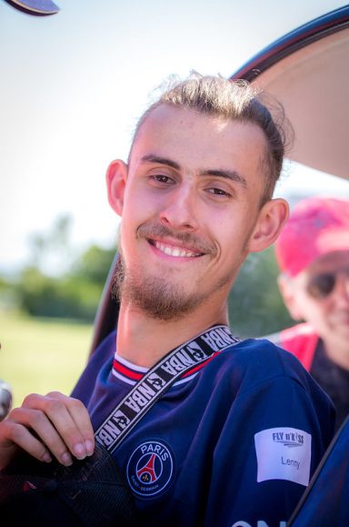 Portrait d'un jeune homme qui sourit