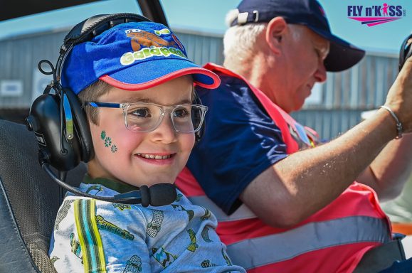 Enfant avec un casque audio dans un avion