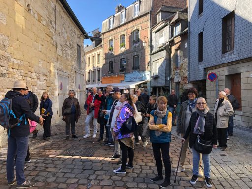 Personnes qui marchent dans la rue