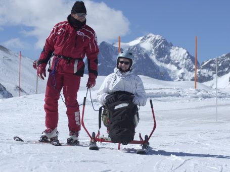 Photo de deux personnes qui font du ski