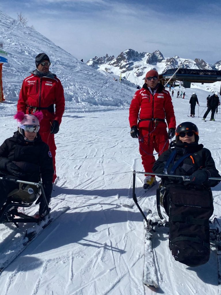 Personnes qui font du ski