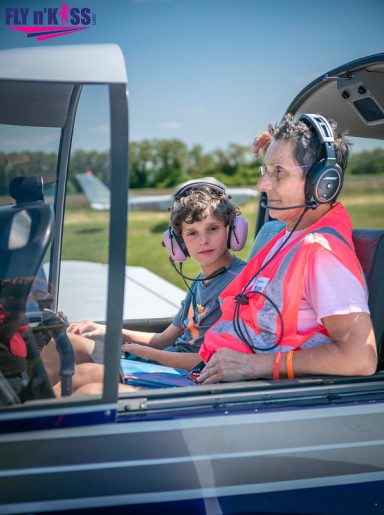 Employée et son enfant dans un avion