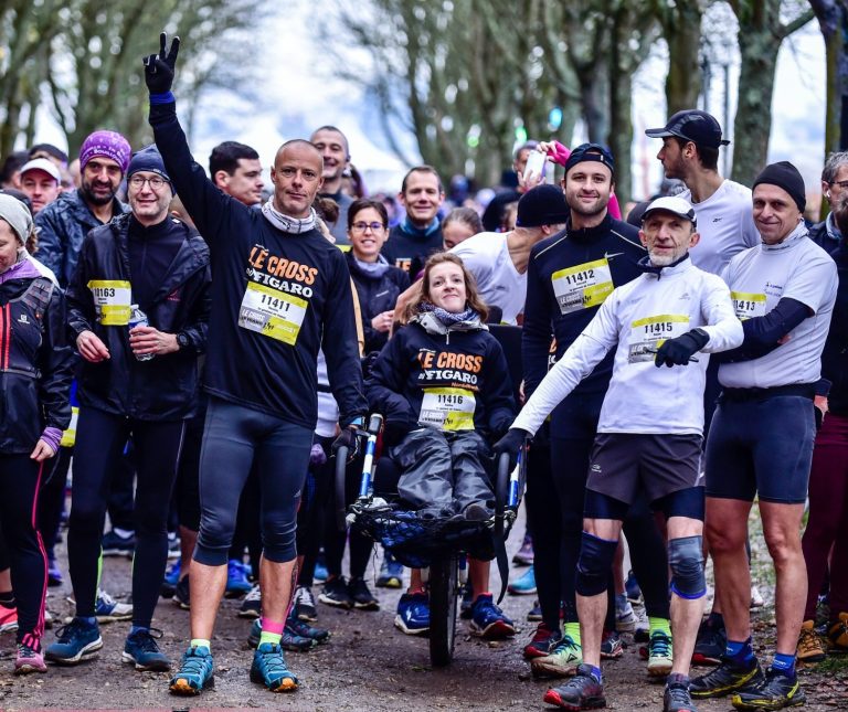 Photo de Daniel Sroka et d'un groupe lors d'une course joelette