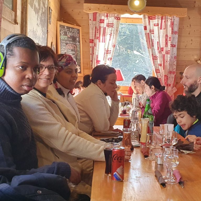 Groupe de personnes autour d'une table