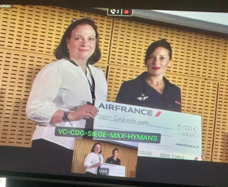 Photo des membres de la Fondation Air France avec le kakémono à côté