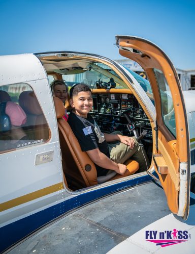 Enfant qui sourit dans un avion