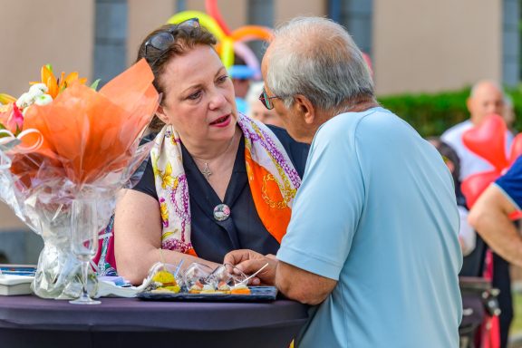 Béatrice et un homme discutent ensemble