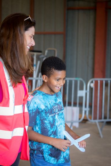 Enfant qui a une maquette d'avion dans ses mains