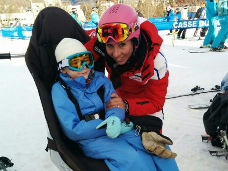 Photo d'une maman et de son enfant à la neige