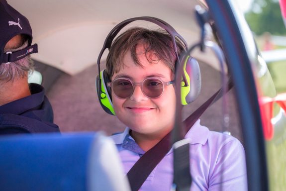 Portrait d'une jeune homme dans un avion