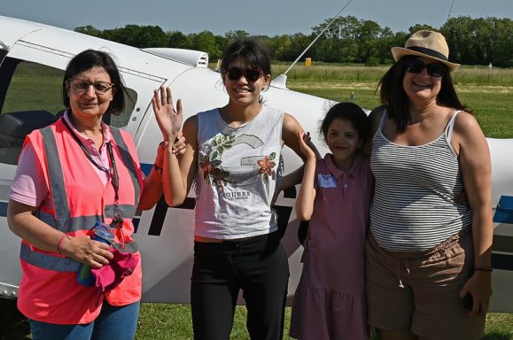 Photo de groupe devant un avion